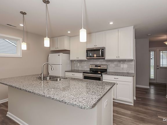 4th image of 718 Emerald Dr