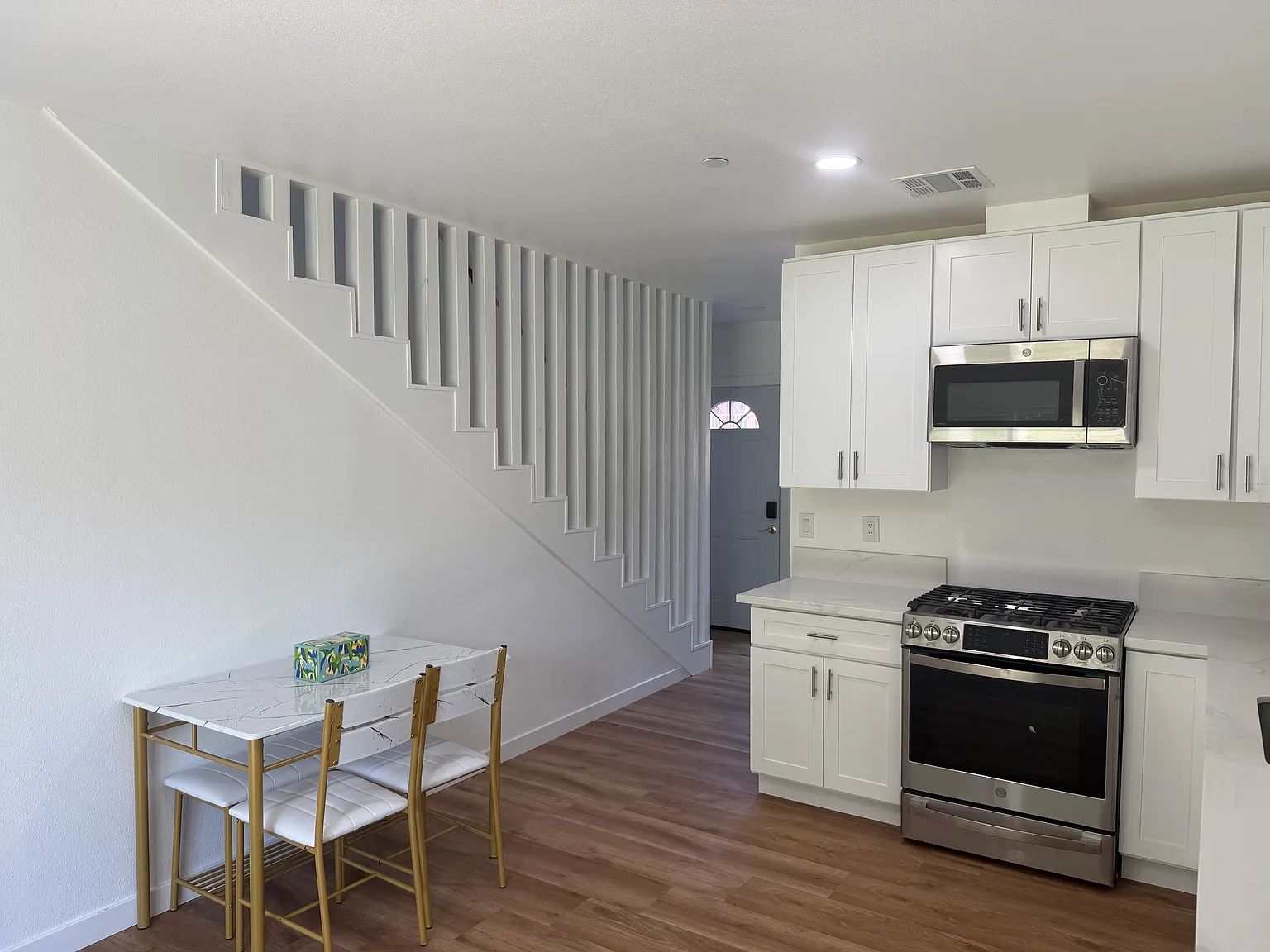 2 bed, 1200 sqft, $5,400 — Photo 4