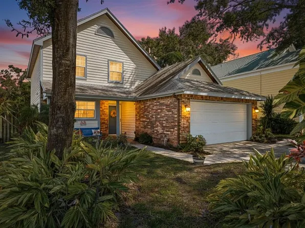 678 Greenglen Ln, Palm Harbor, FL 34684