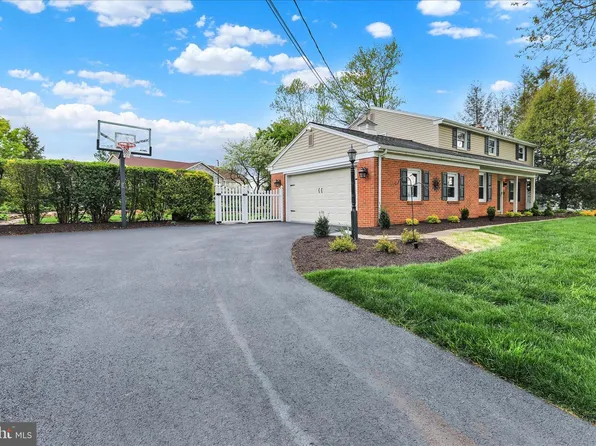 560 Valley View Dr, New Holland, PA 17557