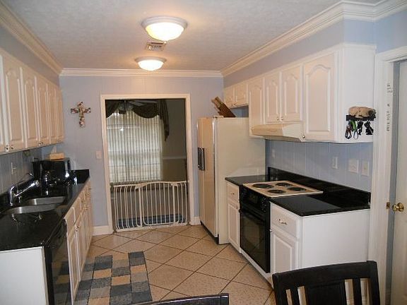 3rd image of 6 Briarwood Cir