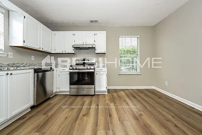 5949 Creekside Dr — Photo 3