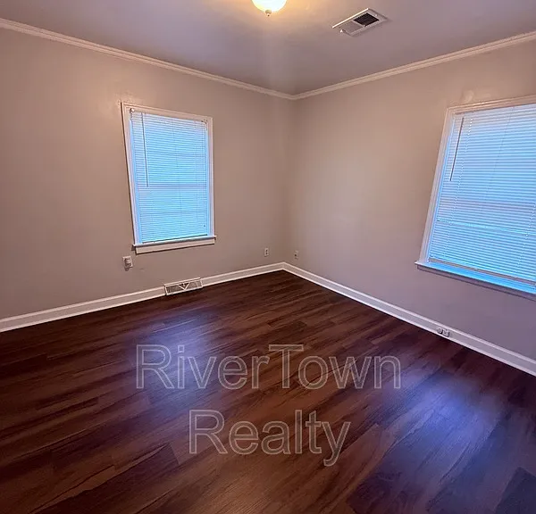 1454 Delano Ave — Photo 10