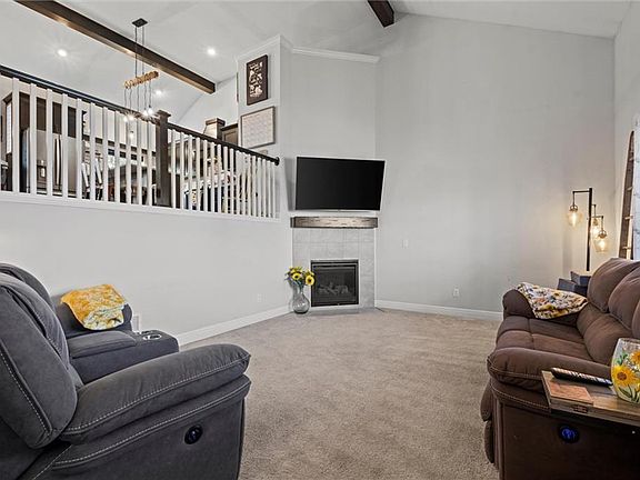 4th image of 618 SE Colonial Dr