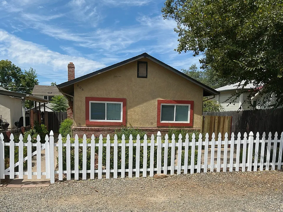 906 Mormon St