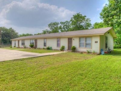 1024 N Pecos St, Lockhart, TX, 78644
