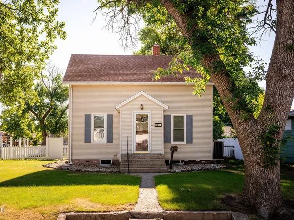 1214 4th Ave NE, Jamestown, ND 58401