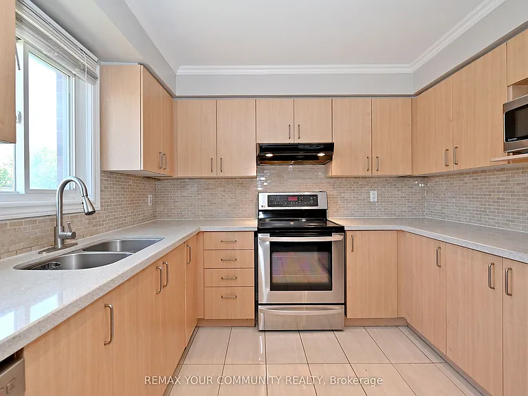 73 Laurendale Ave — Photo 9