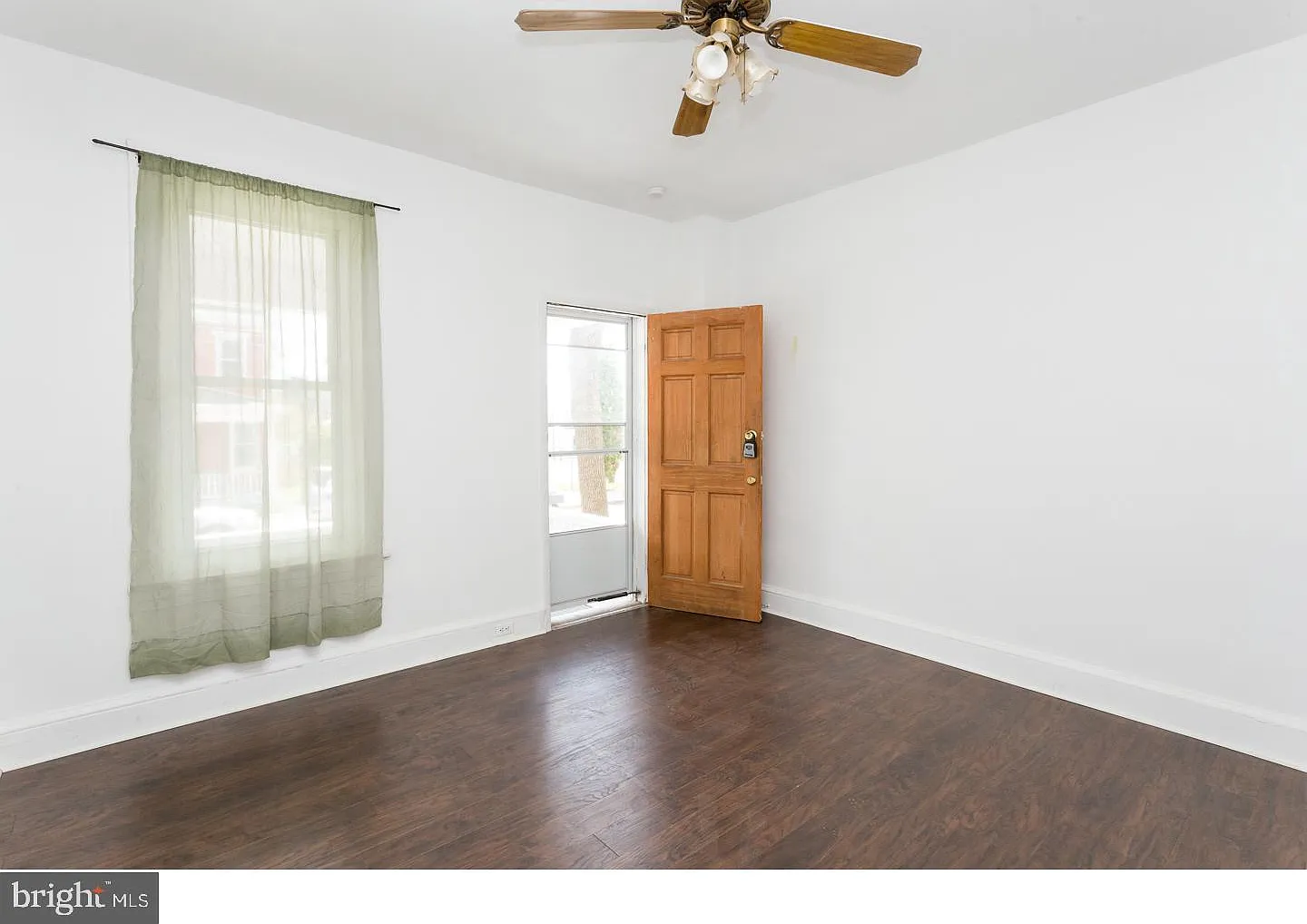 3 bed, 1.0 bath, 990 sqft, $1,600 — Photo 4
