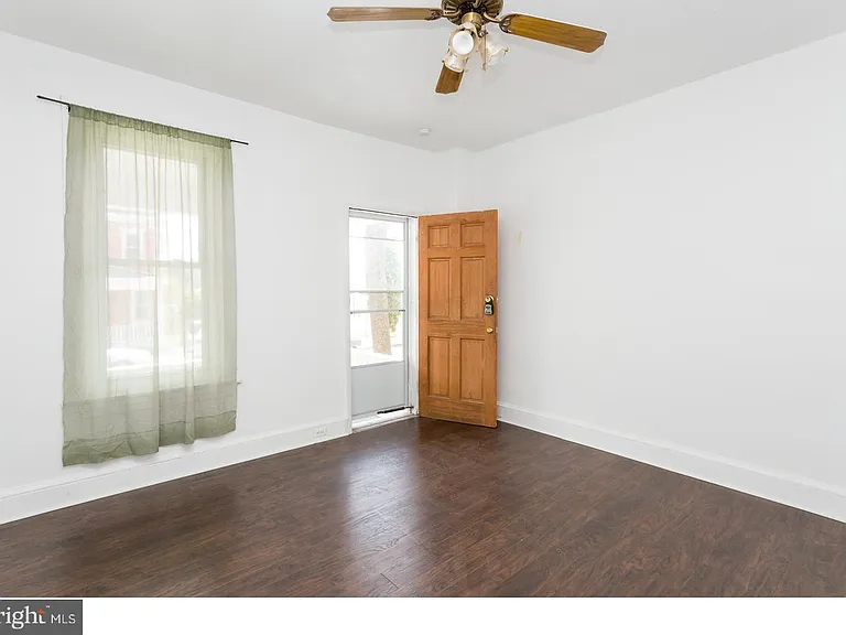 849 Queen St — Photo 17