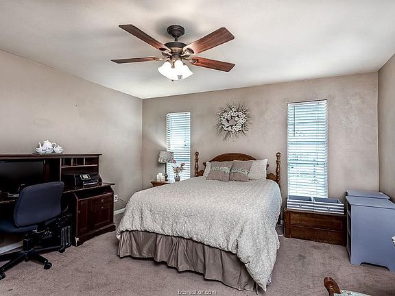 3rd image of 2811 Forest Park Dr