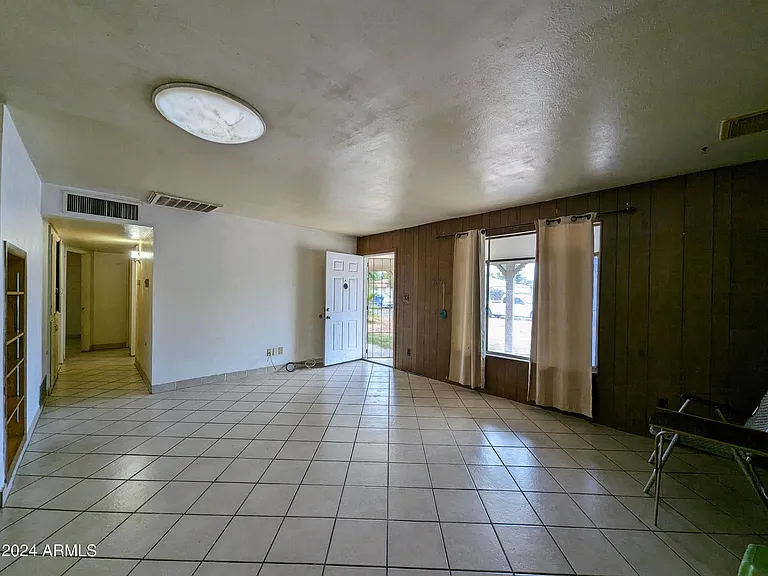 6036 N 31st Dr — Photo 11