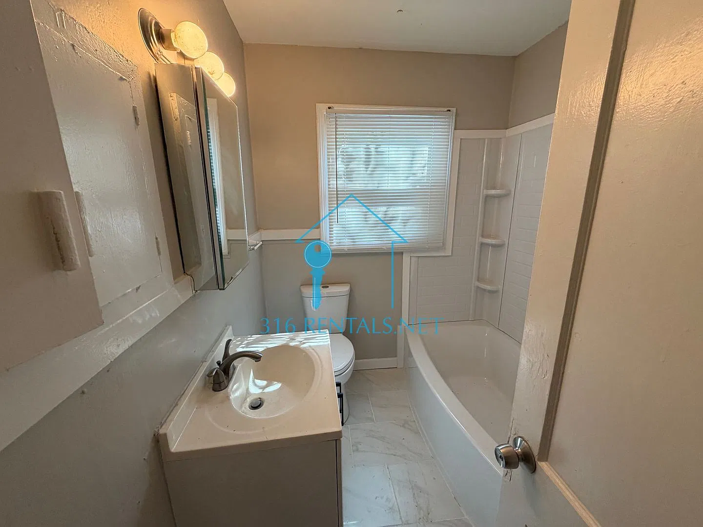 $1075 - 3 bed 1 bath - Single Family Home — Photo 4