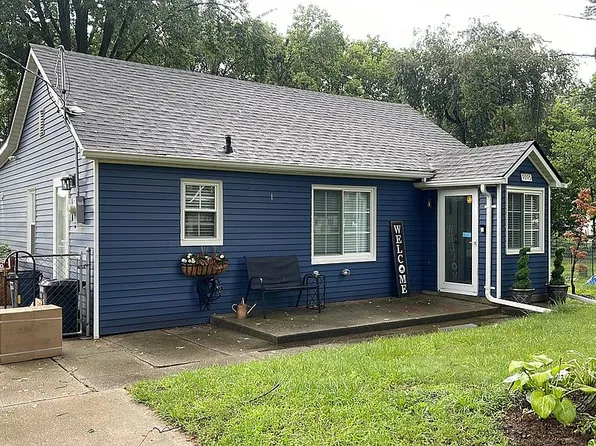 9095 Cardwell St, Livonia, MI 48150