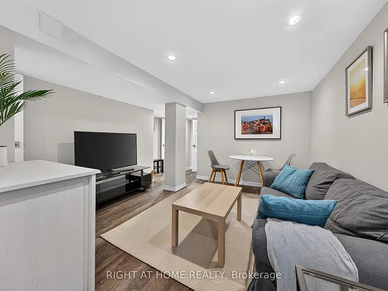 1599 Sandgate Cres #LOWER — Photo 9