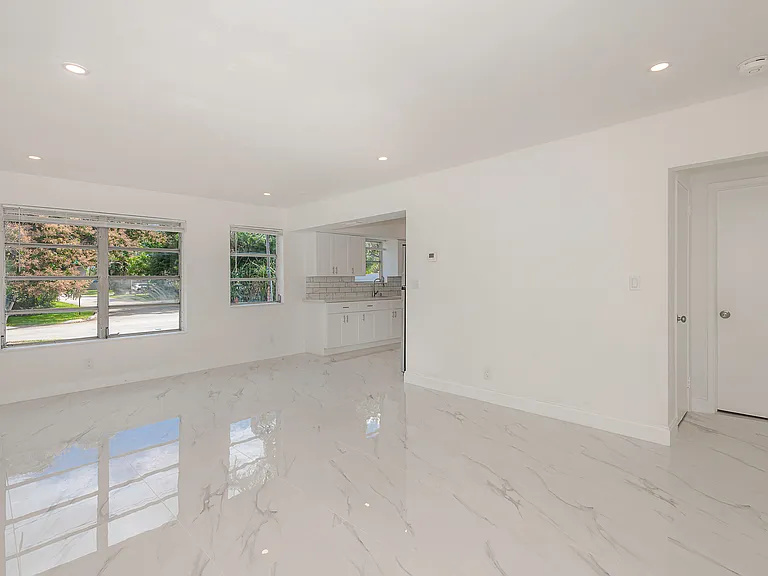 425 SW 18th Ave #425 — Photo 6