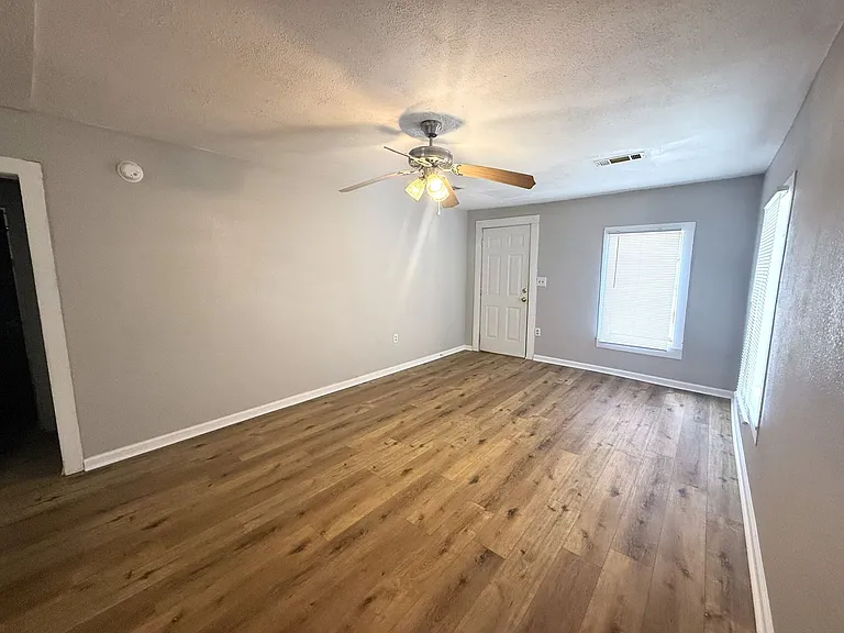 300 N Kinney Ave — Photo 5