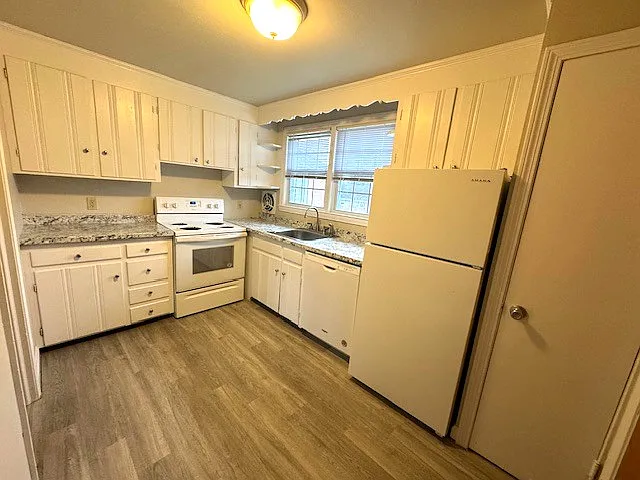 Sedgwick & Woodrow Apartments — Photo 25