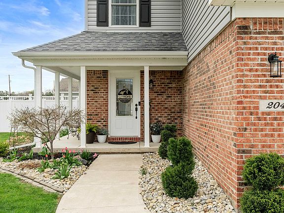 3rd image of 204 S Stonegate Dr