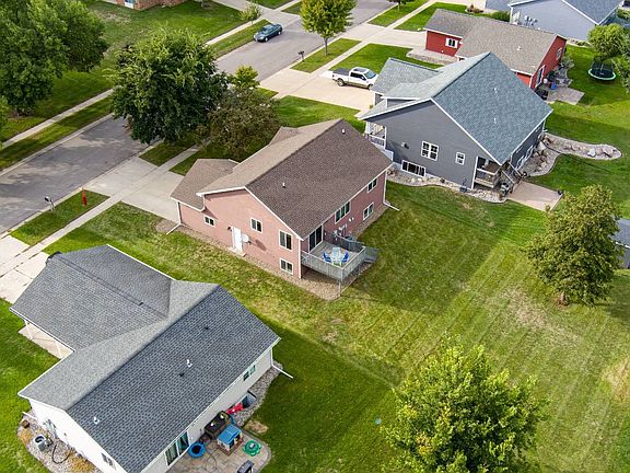 2nd image of 919 Deer Ln