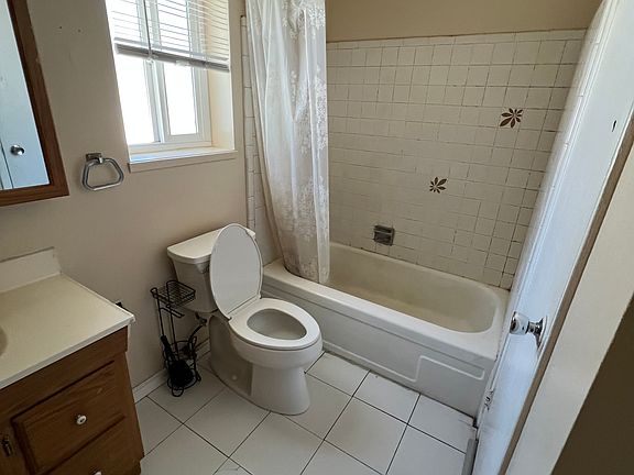 4th image of 240 E Okeefe St