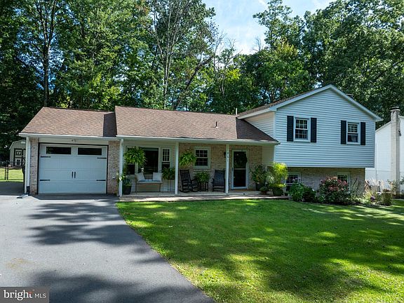 2nd image of 461 Canterbury Dr