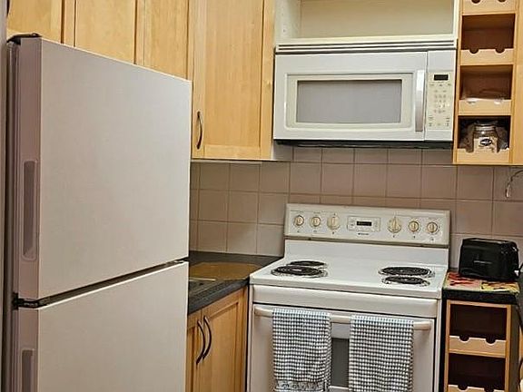 3rd image of 252 Newport P #252