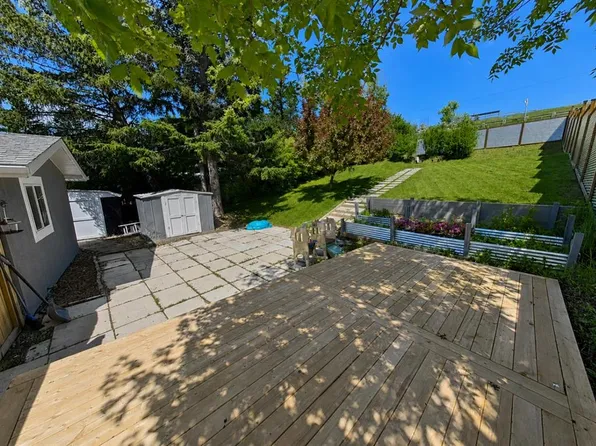 18 S Maple St, Okotoks, AB T1S 1J6