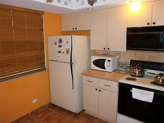 5th image of 10000 NW 9th Street Cir APT 14