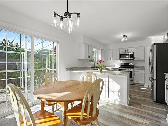4th image of 830 Waterford Ct