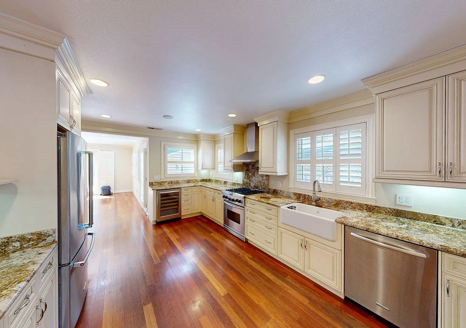 2 bed, 1330 sqft, $6,300 — Photo 3