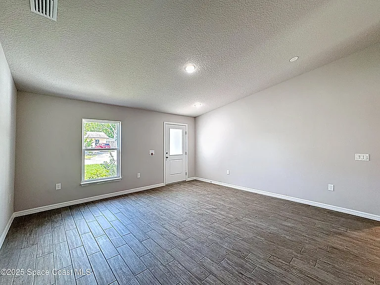 144 Roosevelt St — Photo 6