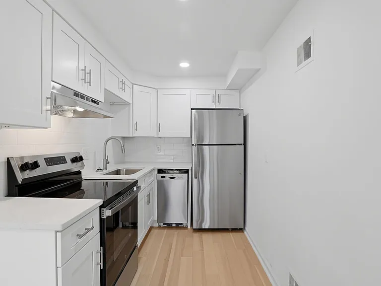 Village in the Park Apartments — Photo 22