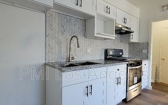 2nd image of 975 N Oxford Ave