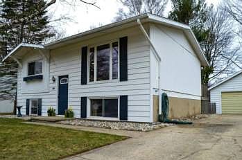 Conveniently located in the Dow High, Jefferson Middle, and Carpenter Elementary School Districts, this home is walking distance to the Chippewassee School playground.  Also close to Mount Pleasant and Sanford!