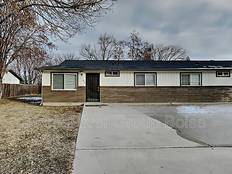 106 N Homedale Ave — Photo 1