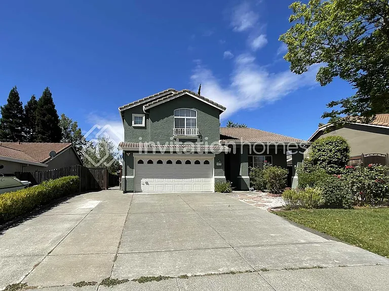 472 Woodcrest Dr — Photo 1