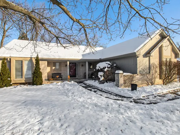 6886 High Oaks Dr, Troy, MI 48098