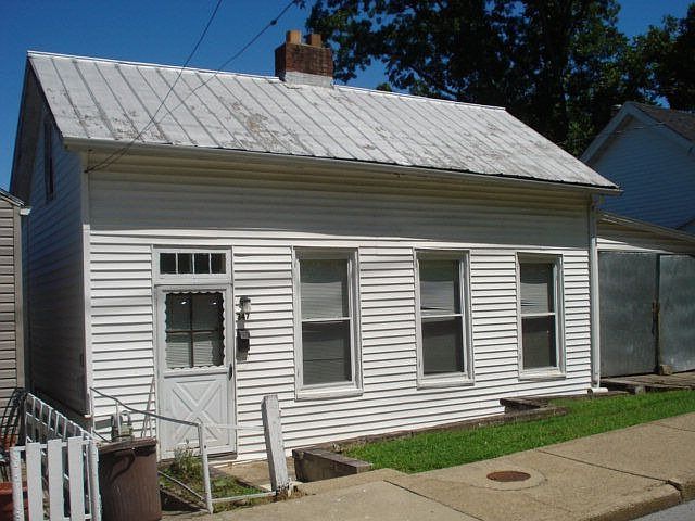 1st image of 347 E 4th St