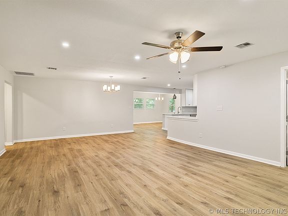 3rd image of 927 Rolling Wood Hills Dr