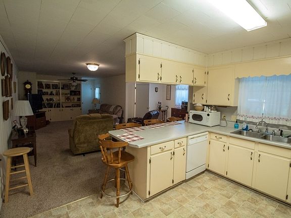 3rd image of 300 Carol St