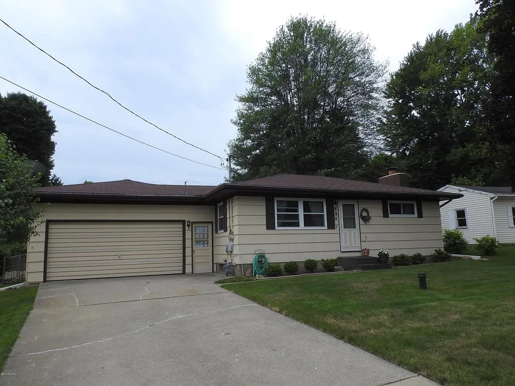 884 Marion St photo 1