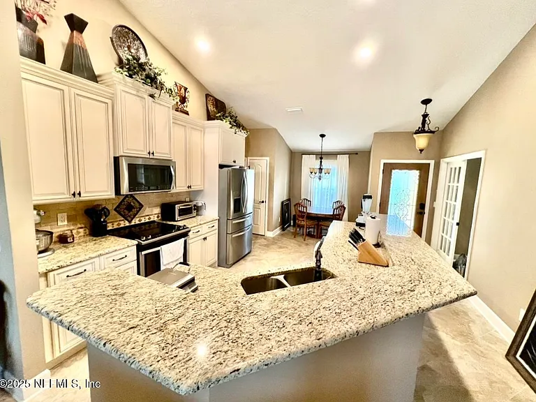 1024 Ardmore St — Photo 10