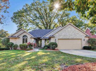 1601 Rustic Oaks Ct, Green Bay, WI 54301