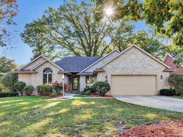 1601 Rustic Oaks Ct, Green Bay, WI 54301