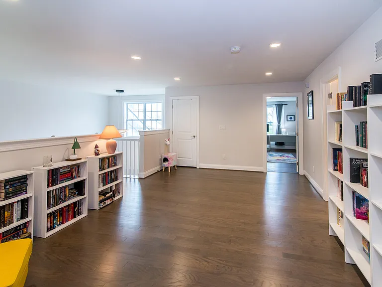 2544 Oxford Cir — Photo 26