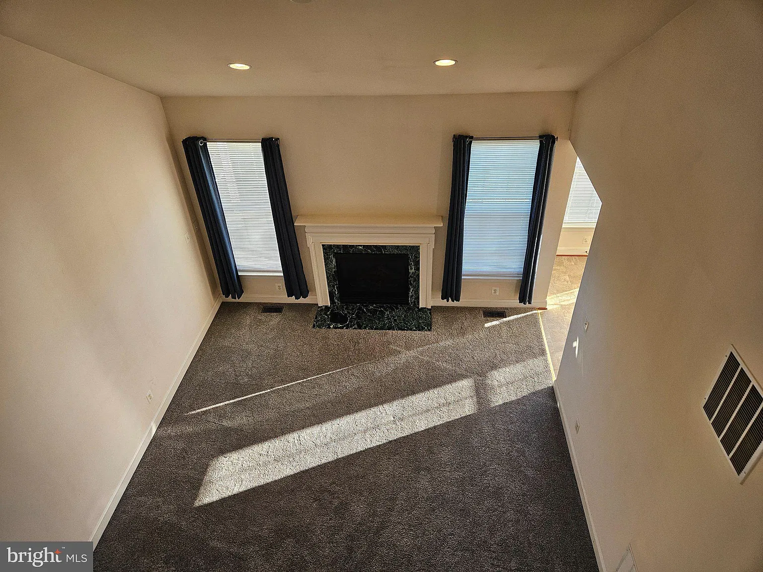 3 bed, 2.5 bath, 2526 sqft, $3,100 — Photo 4