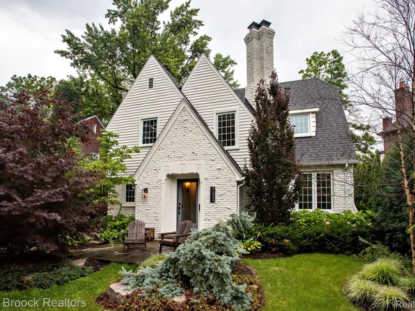 26008 Pembroke Rd, Huntington Woods, MI 48070