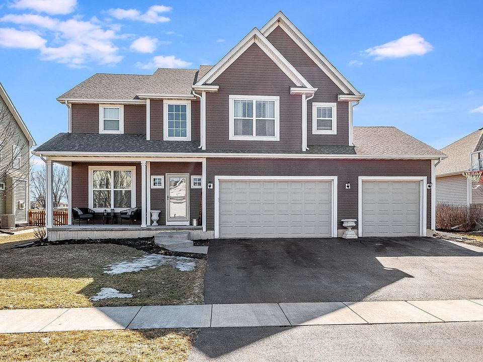 Great location, just around the corner from shopping and restaurants! No backyard neighbors looking 