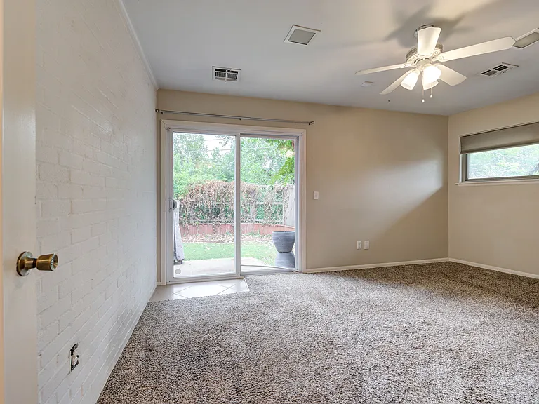 4616 N Harvey Pkwy — Photo 37